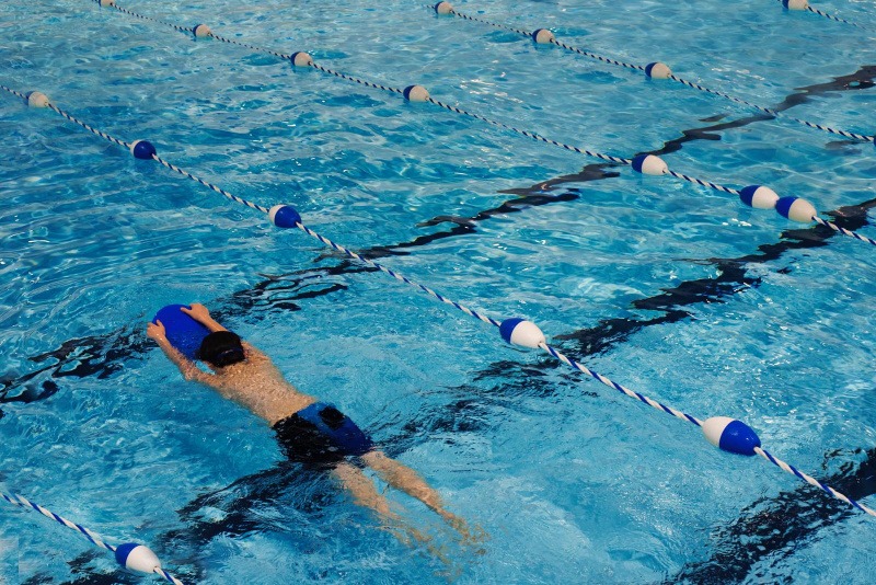 Benefícios da natação para crianças autistas